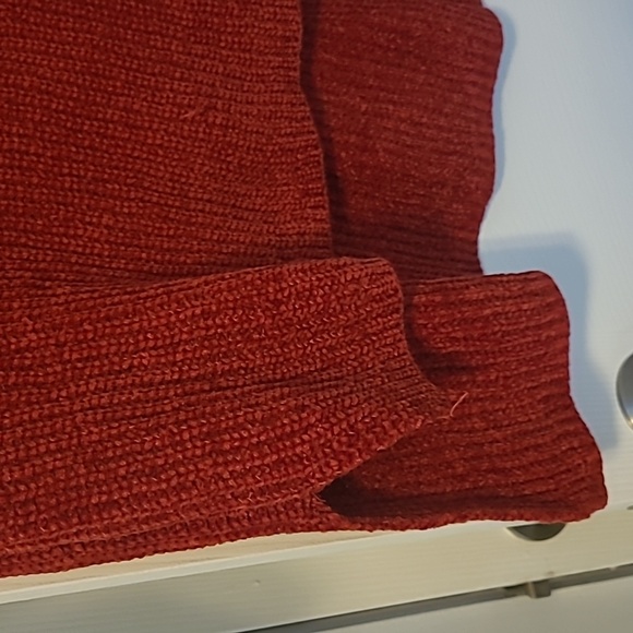 Red sweater - Picture 3 of 3